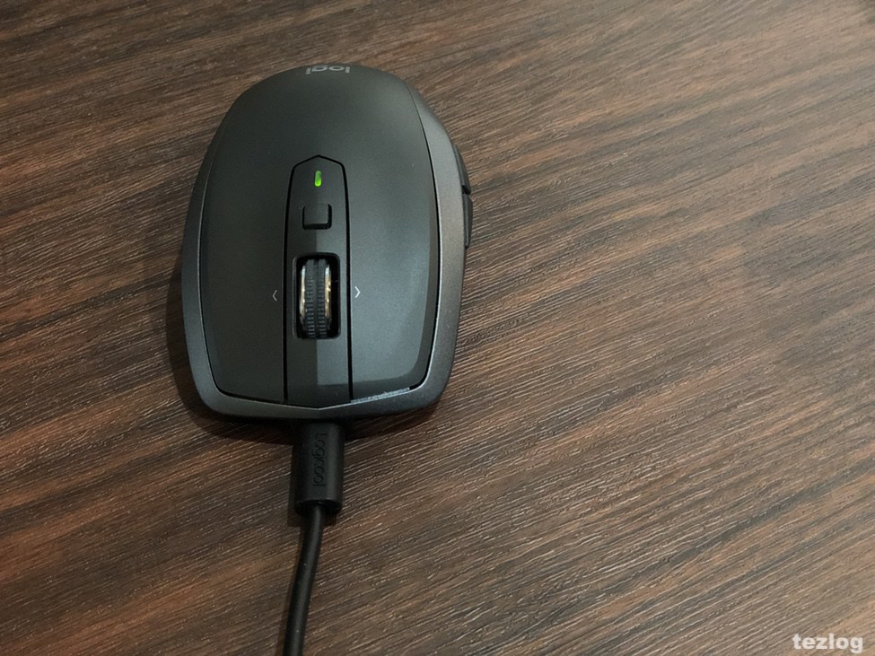 Logicool ワイヤレスモバイルマウス MX ANYWHERE 2SをMicroUSBで充電してる画像