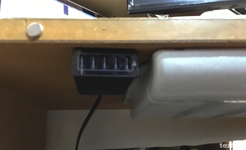 Anker USB充電器 PowerPortを机に貼ったところ