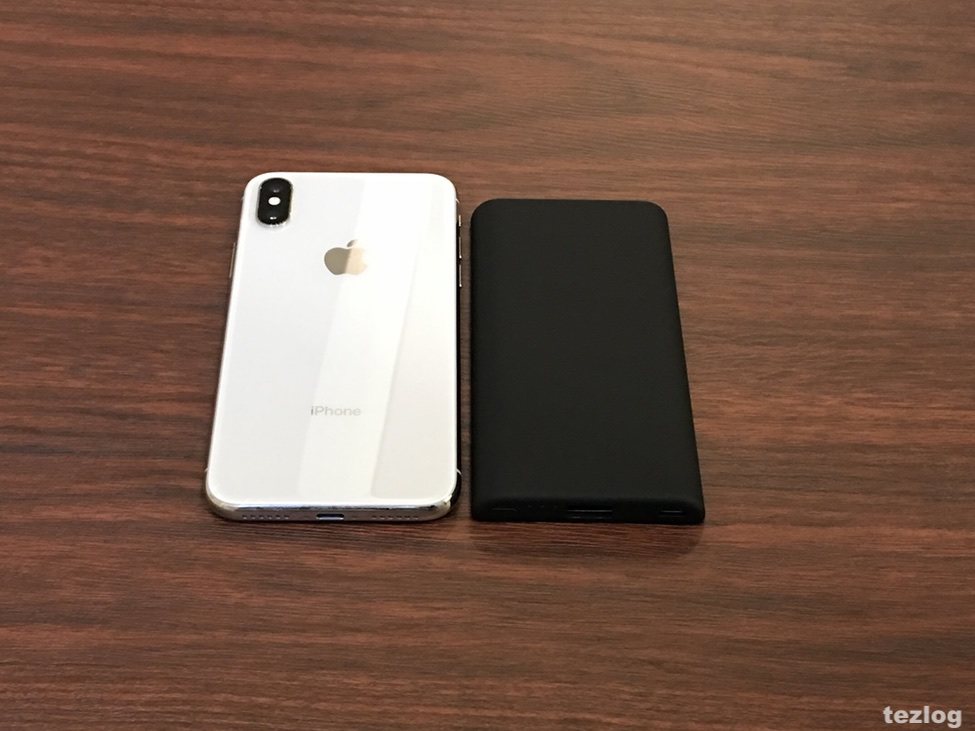 Anker PowerCore Slim 5000とiPhoneXのサイズ比較