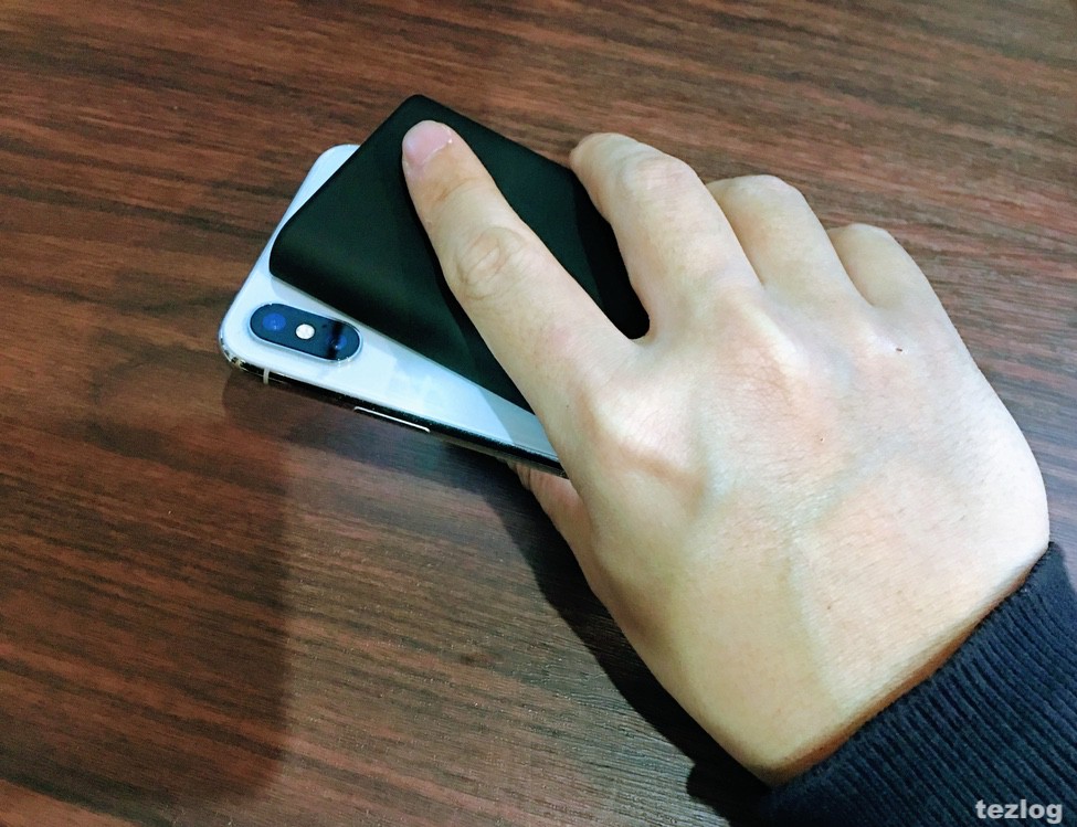Anker PowerCore Slim 5000とiPhoneXを片手で持っている