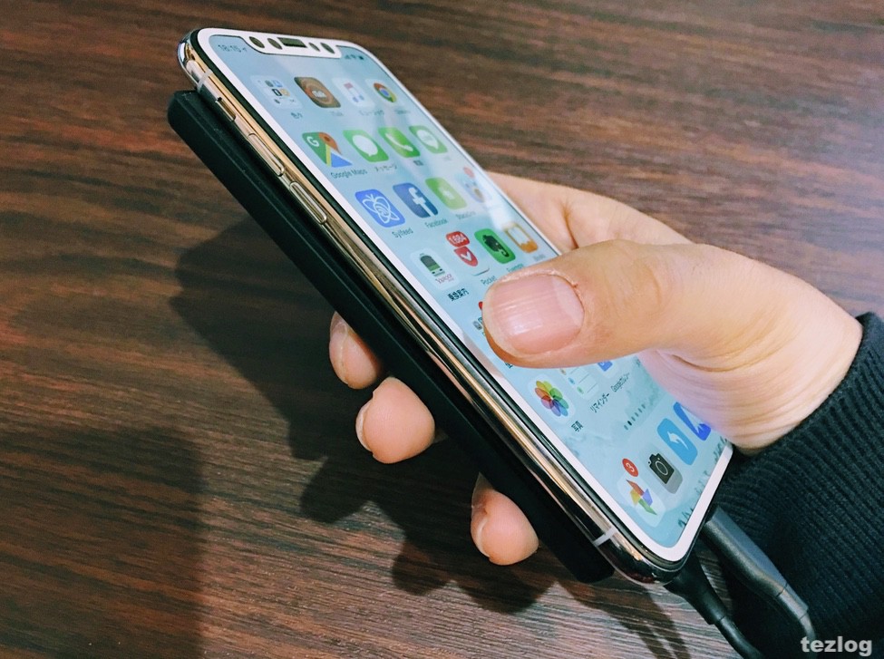 Anker PowerCore Slim 5000でiPhoneXを充電しながら操作