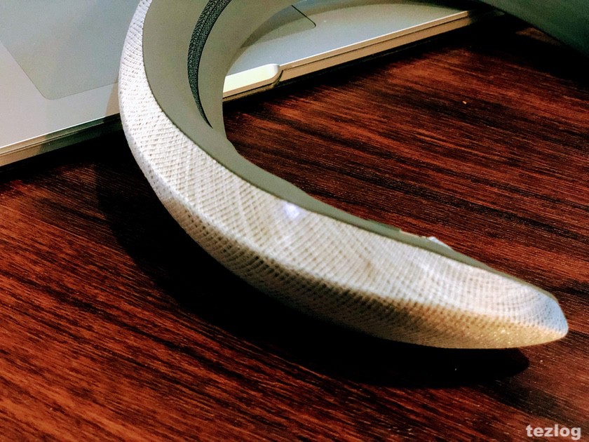 Bose ウェアラブルスピーカー SoundWear Companion 電源オンのLED点灯