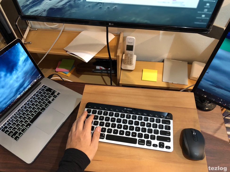 スタンディングデスクとして使用中のボックス使用風景