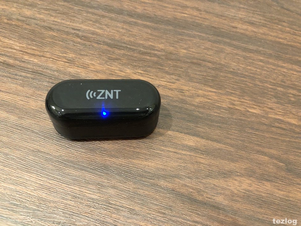 ZNT 完全ワイヤレスイヤホン AirFits 充電中のLED点灯