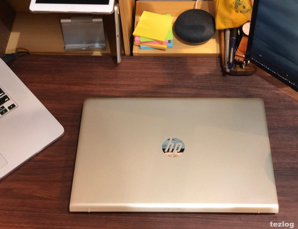 机に置いたHP ノートPC Pavilion 15 4EL44PA-AACD 天板の質感