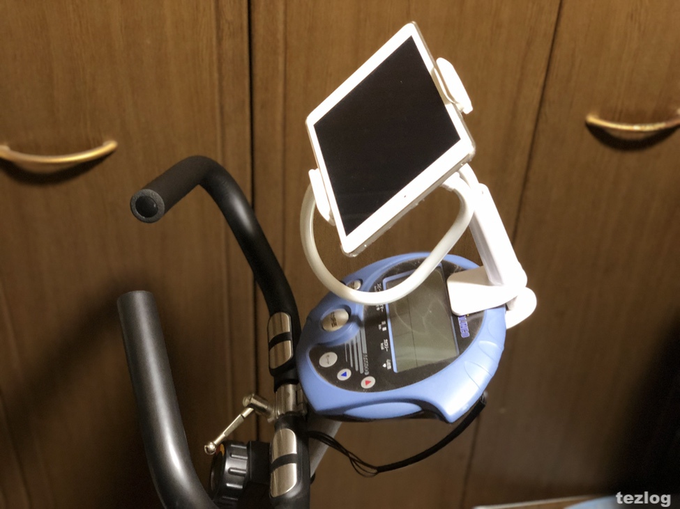 AKEIE iPad フレキシブルアームスタンド エアロバイクに設置しての使用風景