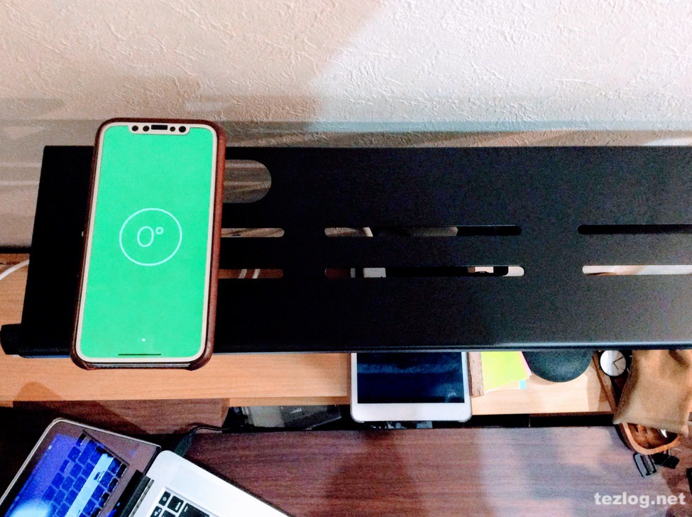 iPhoneの水平器を使ってサンワサプライ ディスプレイ上部用収納台の設置