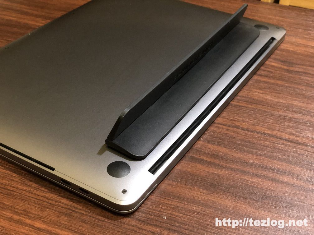 MacBook Pro（2018）13インチにBluelounge Kickflipを貼り付け