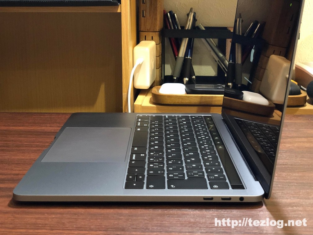 Macbook Pro 2018 13インチ 右側面