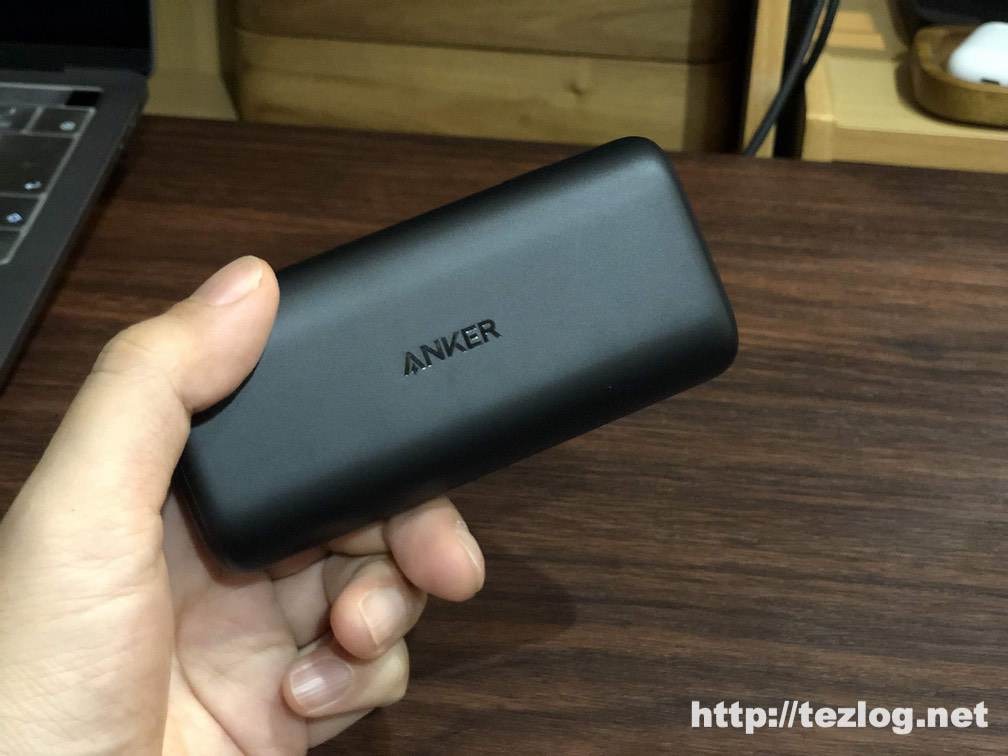Anker PowerCore 10000 PDは手に収まるくらいスリム