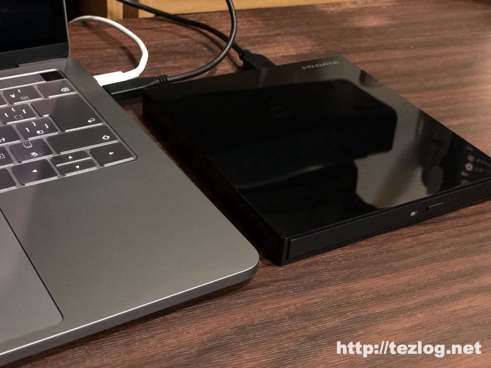 IO-DATA USB-C対応のポータブルブルーレイドライブ BRP-UT6CKをMacBook Pro(2018)にUSB-Cケーブルで接続