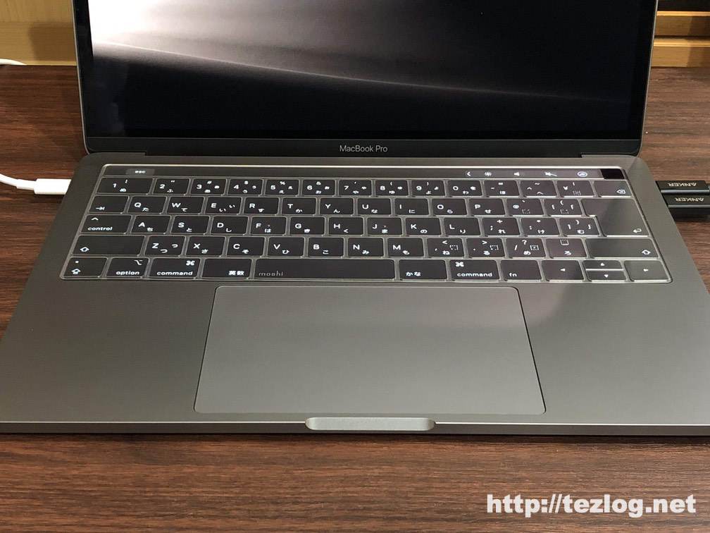 MacBook Pro用キーボードカバー moshi Clearguard MB with Touch Bar (JIS) を貼り付けたMacBook Pro(2018) 13インチ