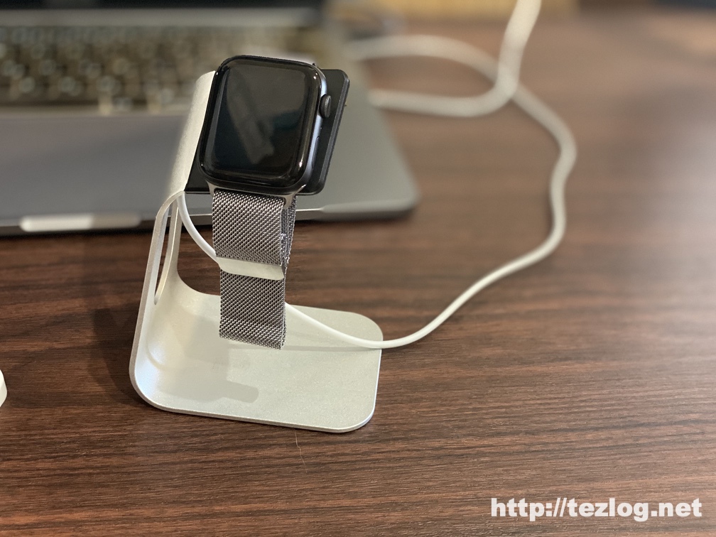 Moobom Apple Watch 充電スタンド アルミニウム製 使用風景