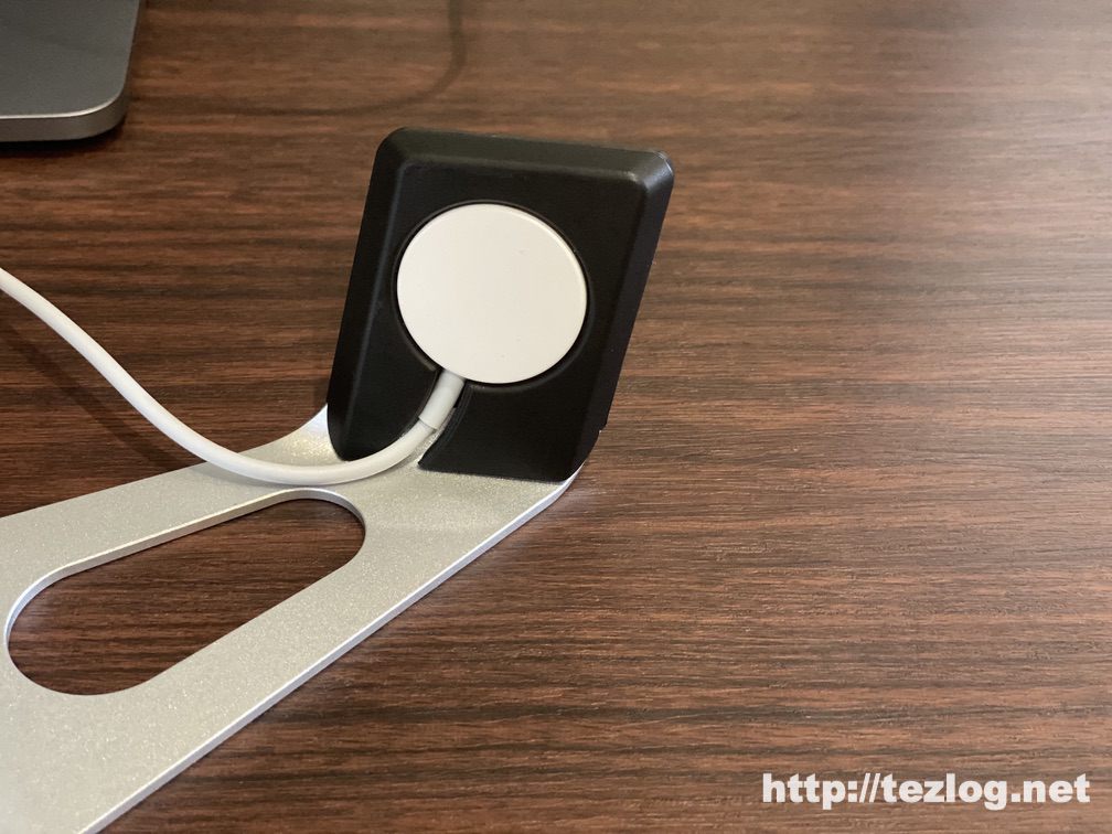 Moobom Apple Watch 充電スタンド アルミニウム製 にApple純正の充電ケーブルをセット