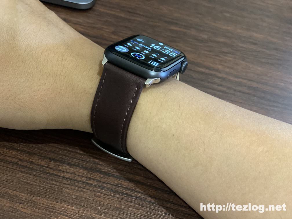 Apple Watch Series 5 に FRESHCLOUD のレザーベルト コーヒーブラウンを装着