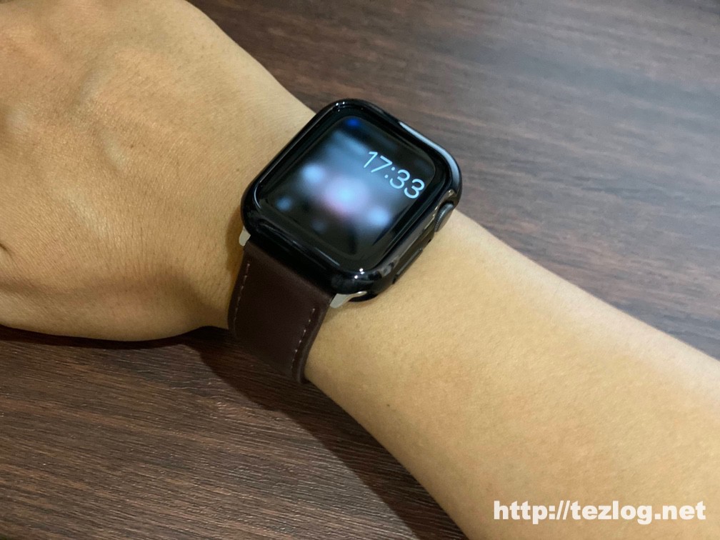 TopAce Apple Watch ケースを取り付けたApple Watch
