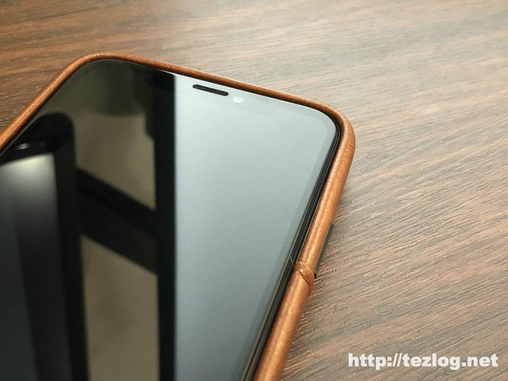 iPhone 11 ProにTENDLIN iPhone 11 Pro 用のカード入れ付きレザー調ケースを装着