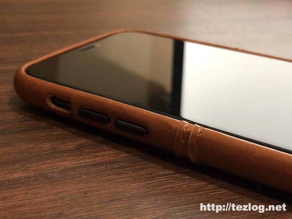 iPhone 11 ProにTENDLIN iPhone 11 Pro 用のカード入れ付きレザー調ケースを装着