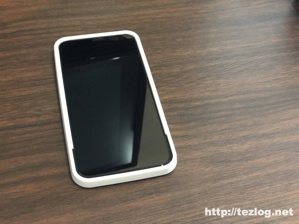 iPhone 11 Pro 用ガラスフィルム Nimaso ガイド枠付き全面保護フィルムをガイド枠を使って貼り付け