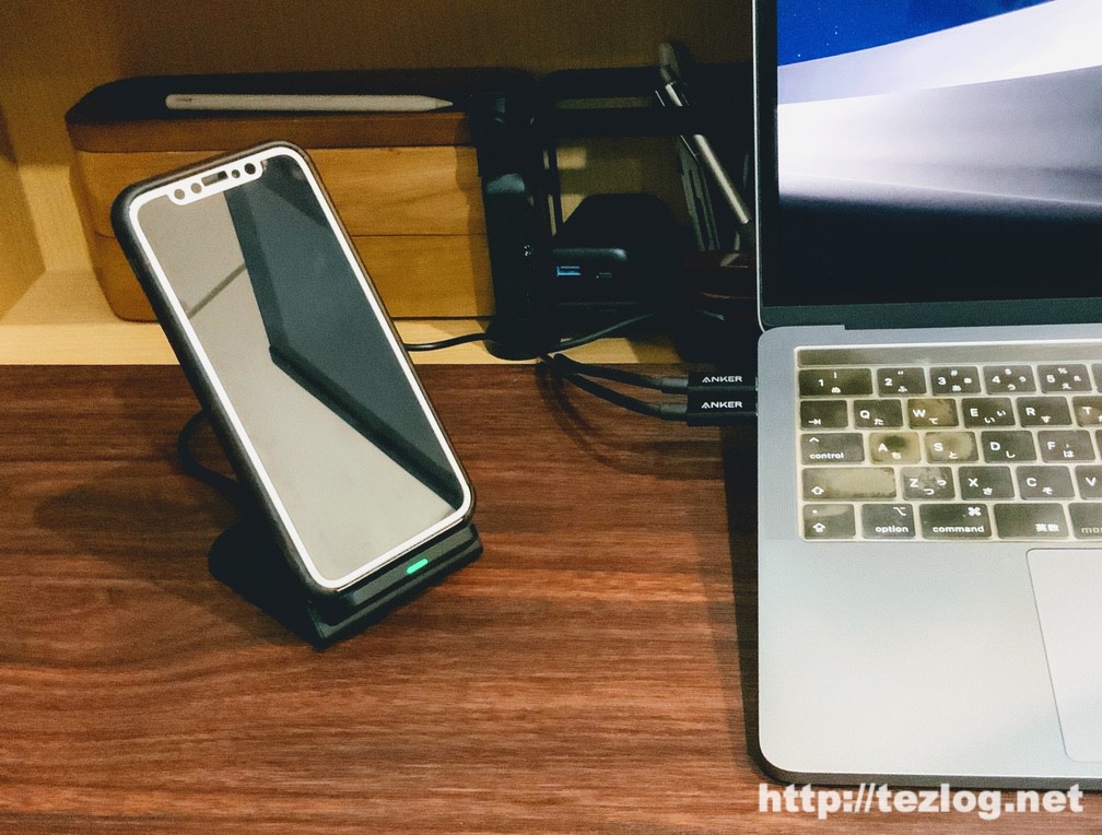 Soneo 急速ワイヤレス充電セット QC3.0アダプター付き Qi認証済み PA135A でケースをつけたままのiPhone Xを充電