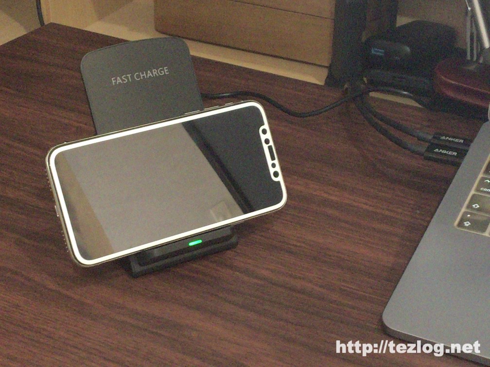 Soneo 急速ワイヤレス充電セット QC3.0アダプター付き Qi認証済み PA135A でiPhone Xを横向きで充電