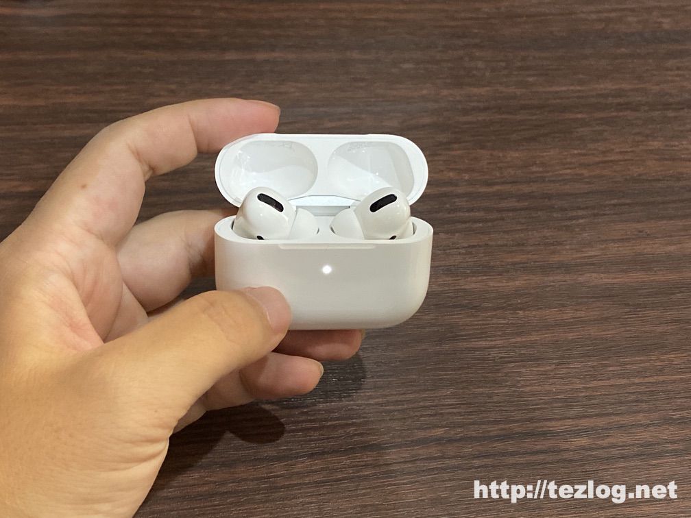 AirPods Pro ケースを開いてるところ