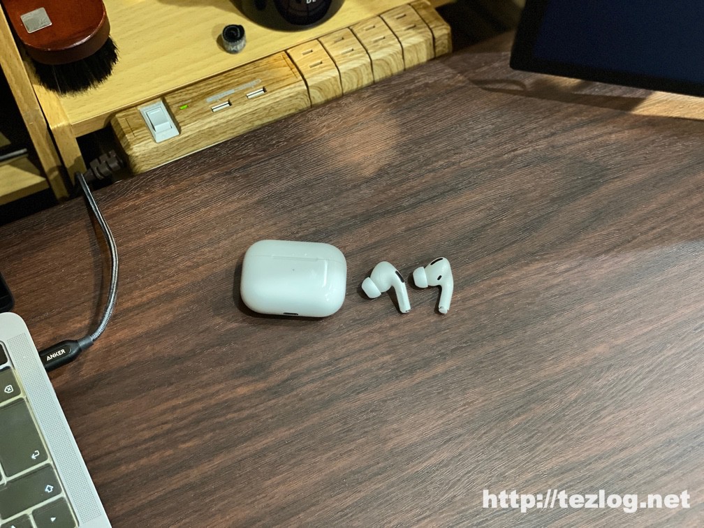 机に置いてあるAirPods Pro ケースとイヤフォン本体