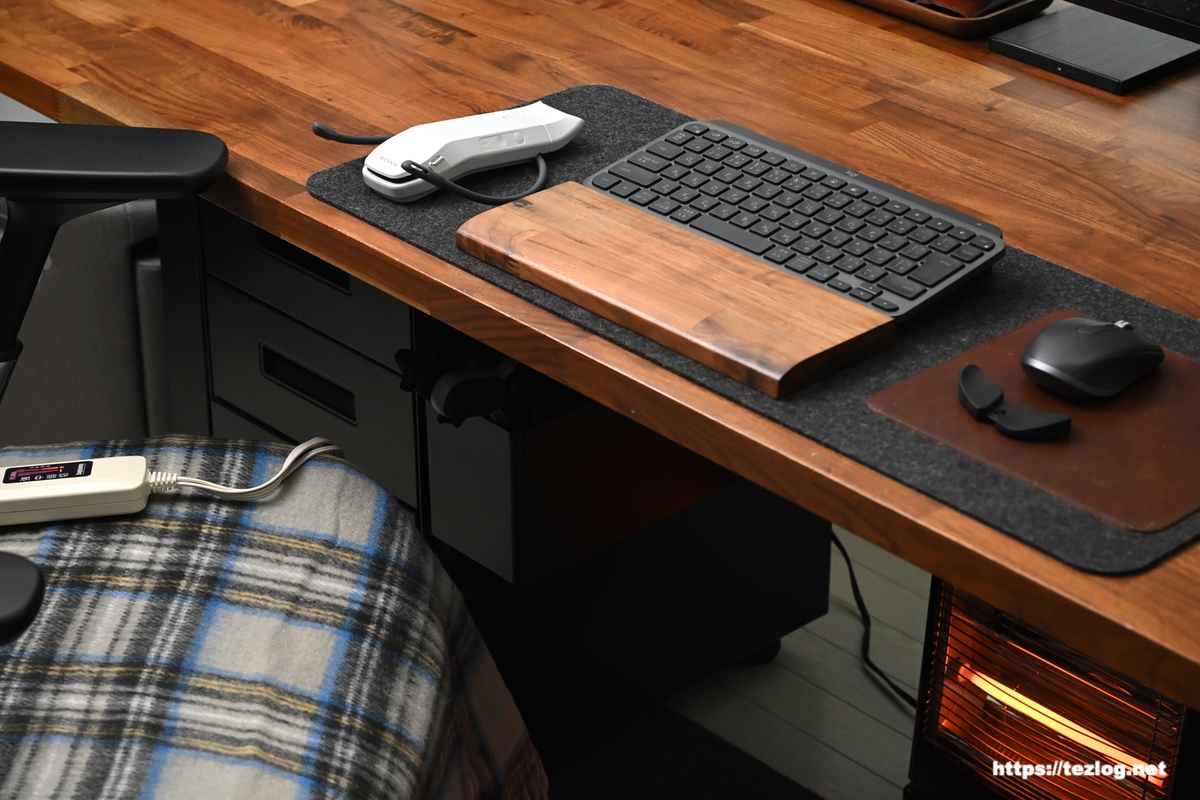 デスク周りの防寒グッズ(Sugiyama 電気ひざ掛け NA-055H/山善 電気ストーブ DS-D086 / REON POCKET PRO)