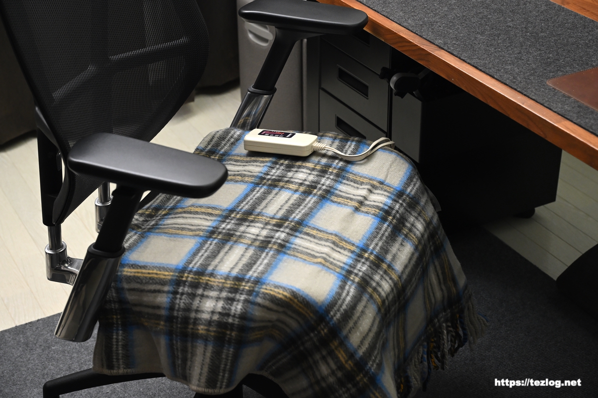 Sugiyama 電気ひざ掛け NA-055Hをデスクチェアで使う。