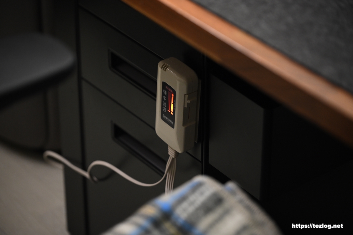 Sugiyama 電気ひざ掛け NA-055Hをデスクのスチールワゴンに設置