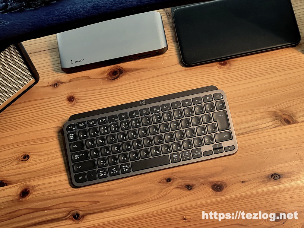 Logicool MX KEYS mini KX700GR 杉無垢材天板のデスクでの使用風景