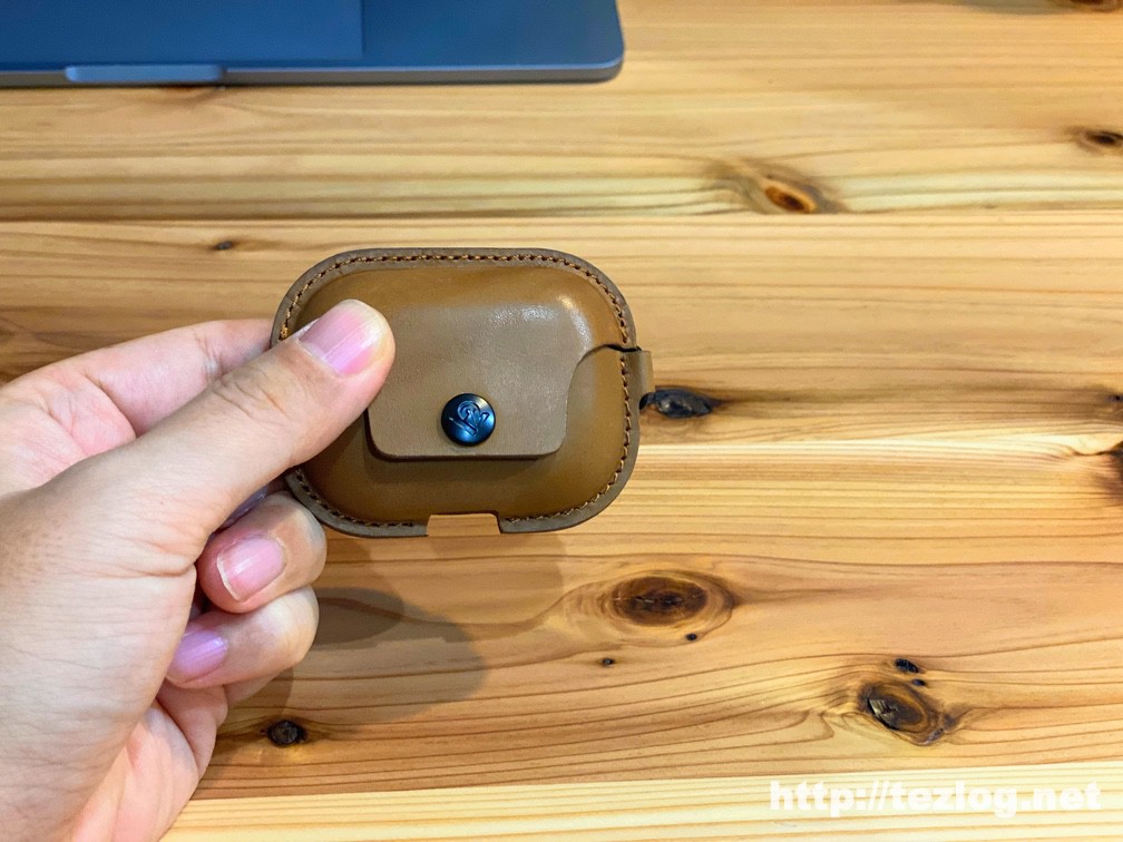 Twelve South AirSnap Pro for AirPods Pro レザーケースをAir Pods Proに装着