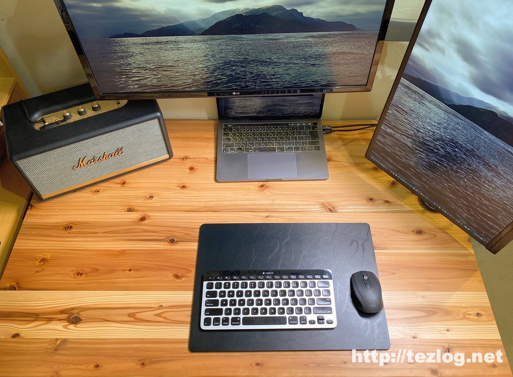 ケーブル整理したかなでもの 無垢材の机の上 MacBook Proと2枚の液晶ディスプレイなど