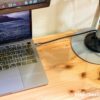 MacBook ProとUSB CハブをUSB C延長ケーブルで繋いでスッキリさせた机の上
