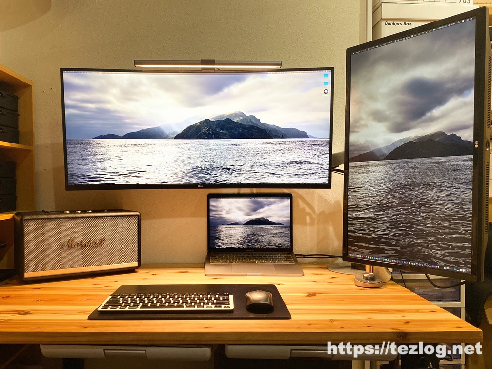 トリプルディスプレイのデスク風景（LG曲面ウルトラワイド35インチ・ LG4K27インチ・MacBook Pro）