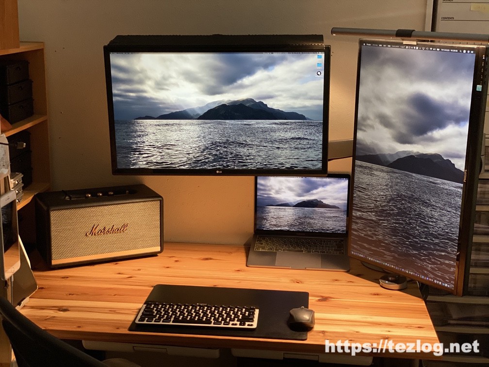 BenQ ScreenBar Plus 使用風景　暖かい色に調光