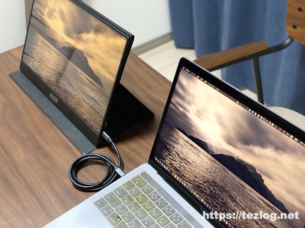 AUZAI 15.6インチ ポータブルモニター ME16 とMacBook Proを接続してデュアルディスプレイに。