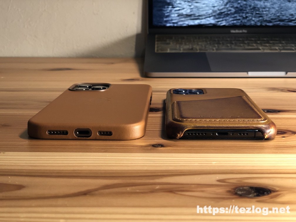 Apple 純正レザーケースを付けたiPhone 12 Pro Max とMujjo レザーケースを付けたiPhone 11 Pro