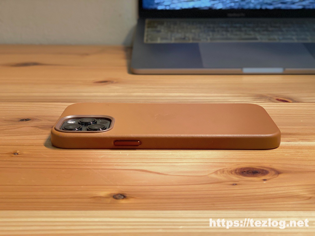 Apple純正レザーケースを付けたiPhone 12 Pro Max