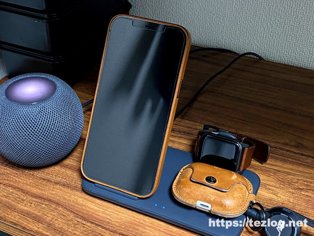Anker PowerWave+ 3-in-1 stand with Watch Holder ワイヤレス充電器 Apple Watchホルダー付 使用風景