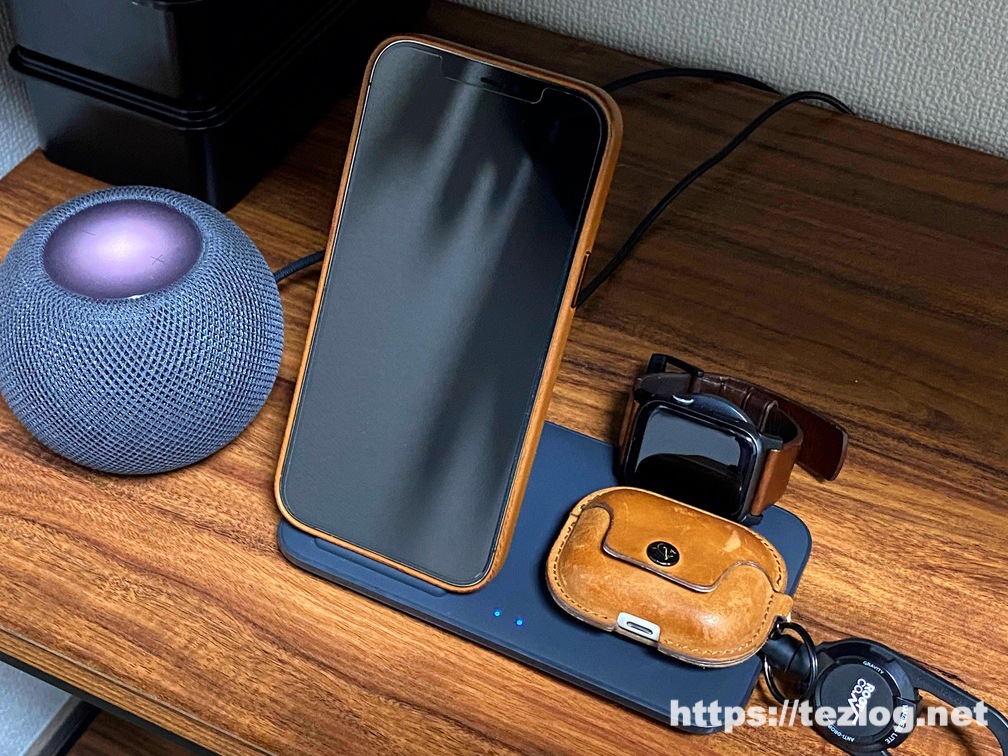 Anker PowerWave+ 3-in-1 stand with Watch Holder ワイヤレス充電器 Apple Watchホルダー付 使用風景