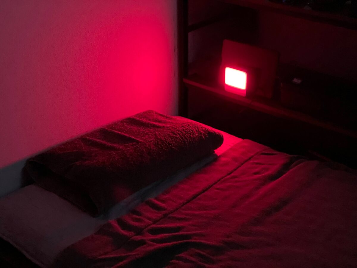 光目覚まし時計 トトノエライトレビュー 寝る前の暗い部屋で赤色光での使用風景