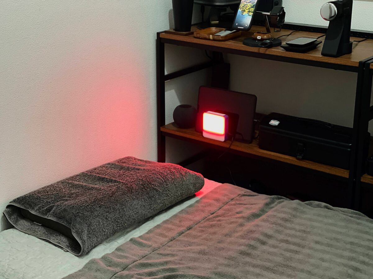 光目覚まし時計 トトノエライトレビュー 明るい部屋で赤色光での使用風景