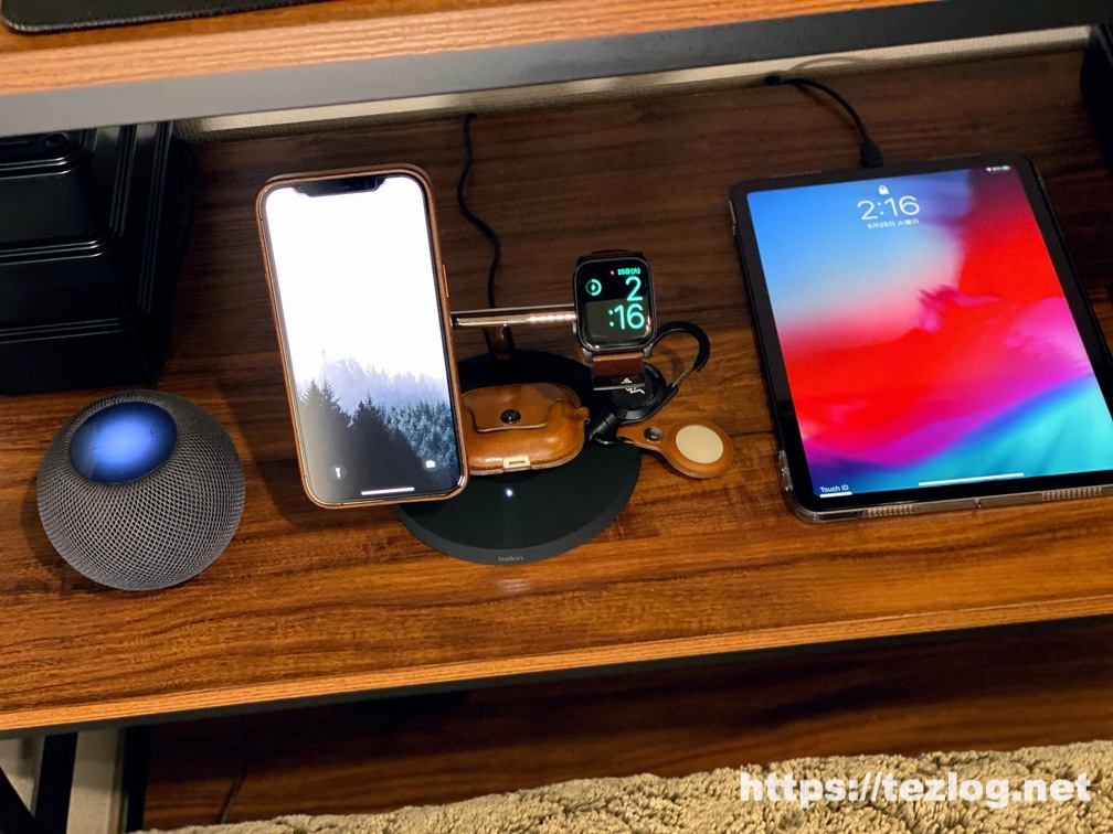 Belkin MagSafe 3-in-1磁気ワイヤレス充電器 寝室での使用風景 iPhone 12 Pro MaxとApple WatchとAirPods Proを3台同時ワイヤレス充電