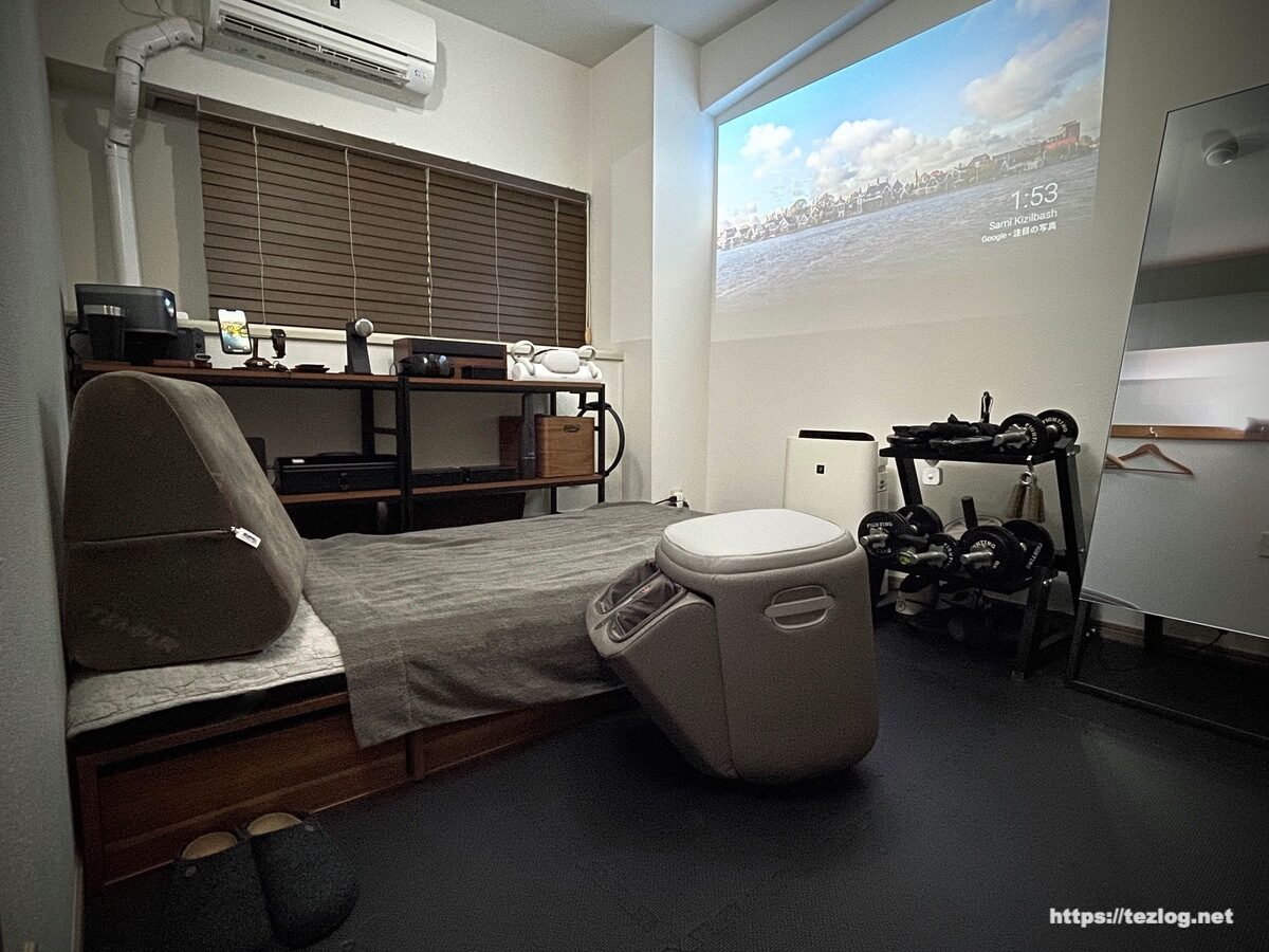 ドクターエア 3Dフットマッサージャー スツールを寝室のベッドに腰掛けて使用。