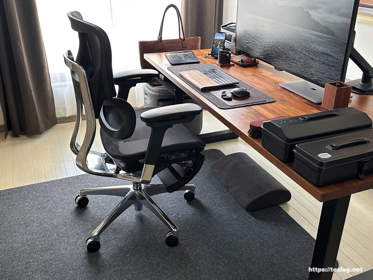 自宅オフィスのM1 MacBook Air ウォールナットデスク環境。COFO Chair PremiumとBODERLESS FOOT CUSHION