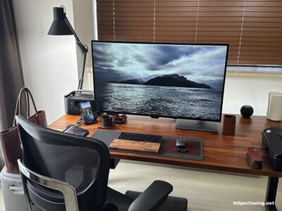 自宅オフィスのM1 MacBook Air ウォールナットデスク環境。42.5インチモニターやガジェット、デスクアイテムを全て。
