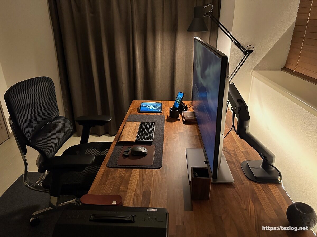自宅オフィスのM1 MacBook Air ウォールナットデスク環境。Hue スマートライトで照明をコントロール。