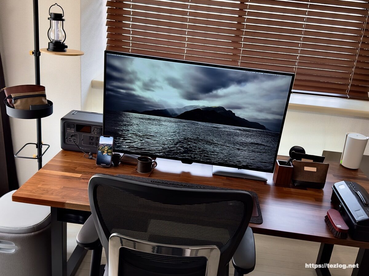 自宅オフィスのM1 MacBook Air ウォールナットデスク環境。COFO Chair Premium ヘッドレストなしでのデスクでの使用風景 背面