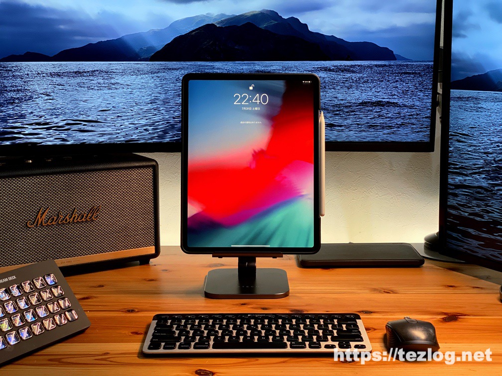 Satechi アルミニウム デスクトップスタンド iPad Proを縦置き 使用風景
